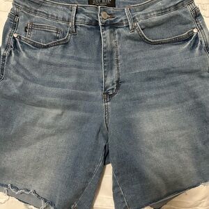 Judy Blue light wash shorts